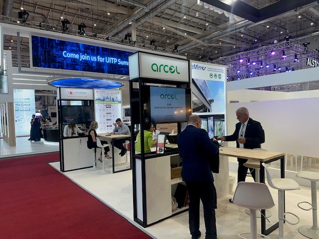 Un visitante profesional habla con un integrante de Arcol, una de las empresas españolas que participó en el Pabellón España de UITP Summit Alemania.