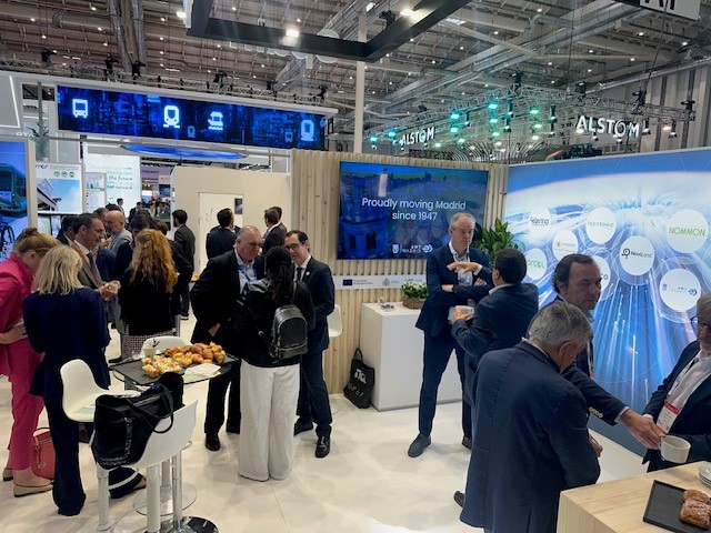 Varios visitantes profesionales están reunidos con integrantes de las empresas españolas en un cóctel de networking en el Pabellón España de UITP Summit Alemania.