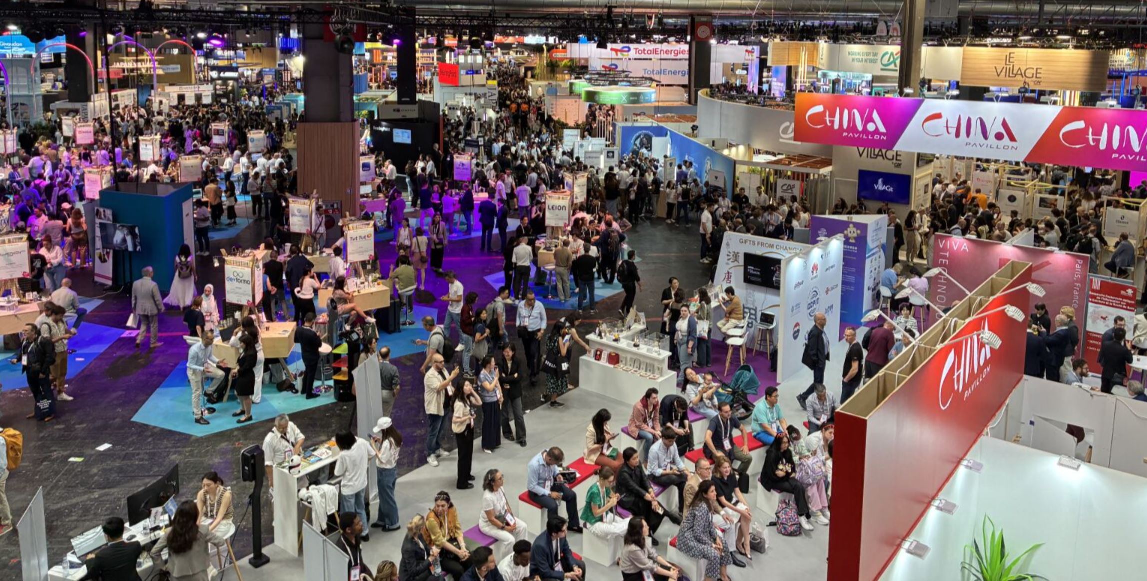 Panorámica en la que se ven varios pabellones dentro de Vivatech, con cientos de visitantes alrededor.