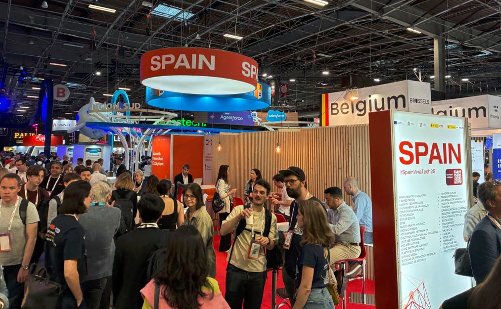 Varias personas conversan en los distintos apartados del Pabellón España