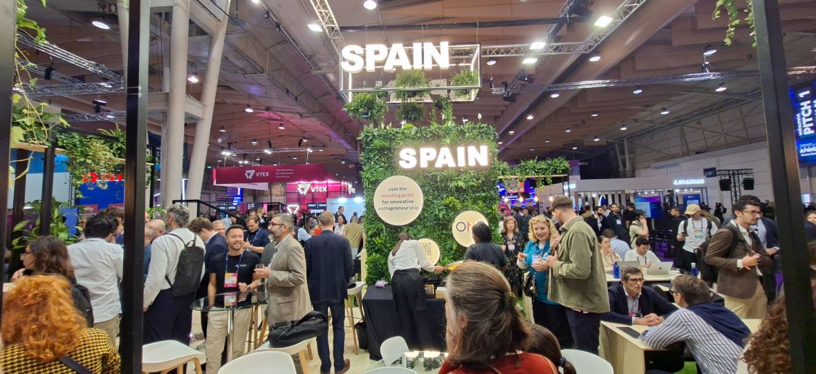 Las empresas españolas presentan sus proyectos y contactan con profesionales de la feria en el Pabellón España.