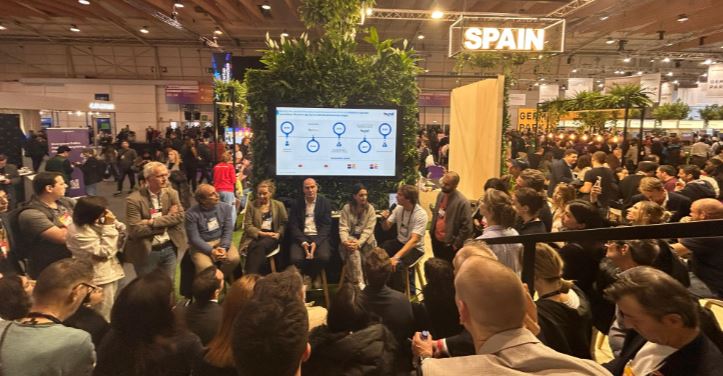 Las empresas españolas presentan sus proyectos y contactan con profesionales de la feria en el Pabellón España.