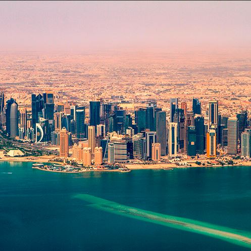 Skyline de los principales rascacielos de Doha, con vista a la costa de la ciudad.