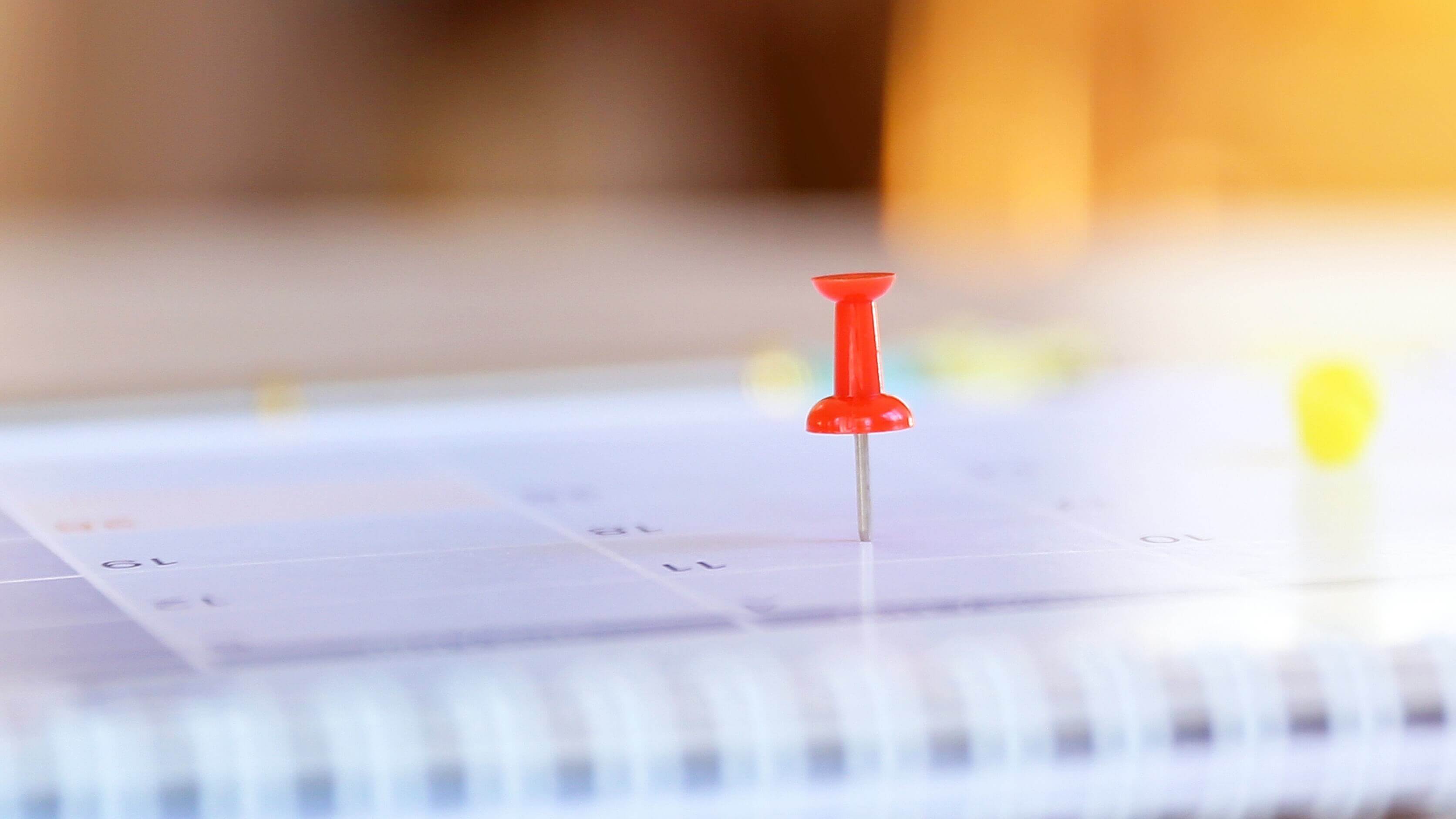 Chincheta marcando un día en un calendario