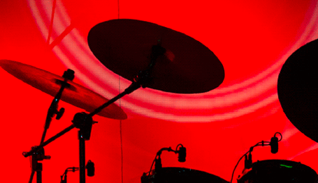 Varios platillos en un escenario de luz roja.