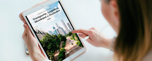 tablet con la portada del Calendario de los sectores de la logística, las infraestructuras de transporte, la movilidad y las ciudades inteligentes 