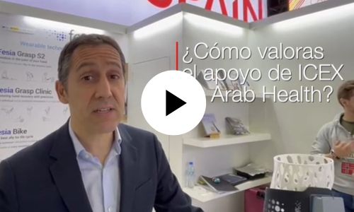 Hombre con americana azul oscura, camisa azul celeste en un stand informativo de una empresa en una feria. ¿Cómo valoras el apoyo de ICEX en Arab Health?