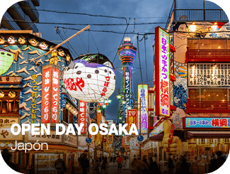 Varios carteles luminosos y una lámpara gigante con letras en japonés. Debajo, la gente camina en las calles de Osaka.