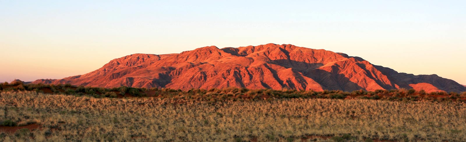 Cabecera para la página páis de Australia con el Monte Uluru