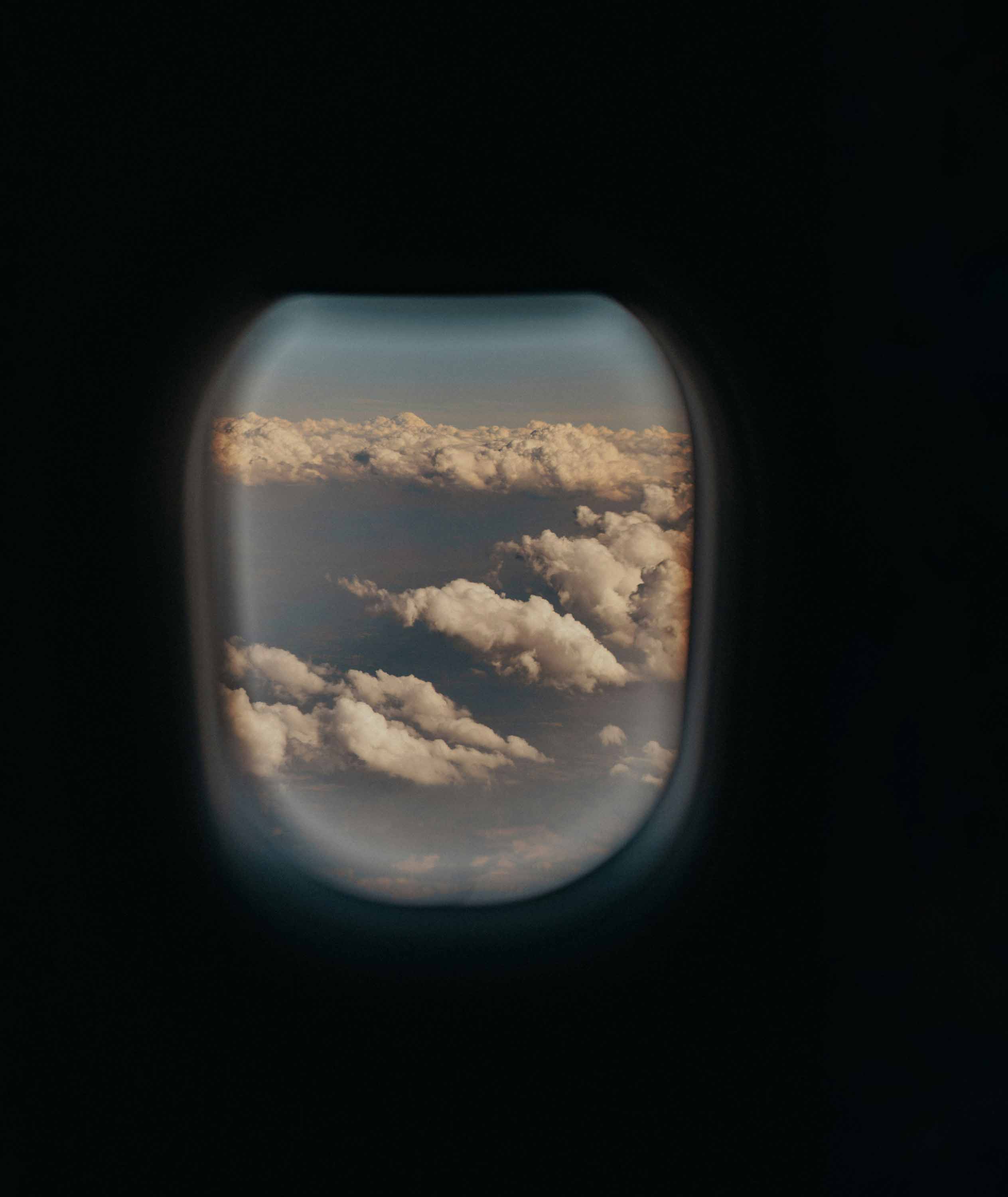nubes vista desde la ventanilla de un avión