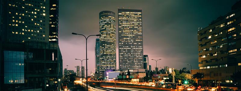 cabecera de la página país Israel con la imagen de un edifico con luces de la ciudad de Tel Aviv