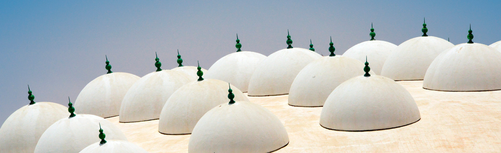 bóvedas blancas acabadas en picos verdes de la cúpula del palacio de justicia de Mauritania