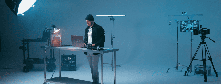 Persona usando tecnología audiovisual