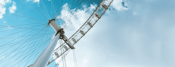 La noria llamada 'London Eye' que está situada junto al río Támesis en Londres