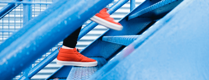 Persona subiendo escaleras