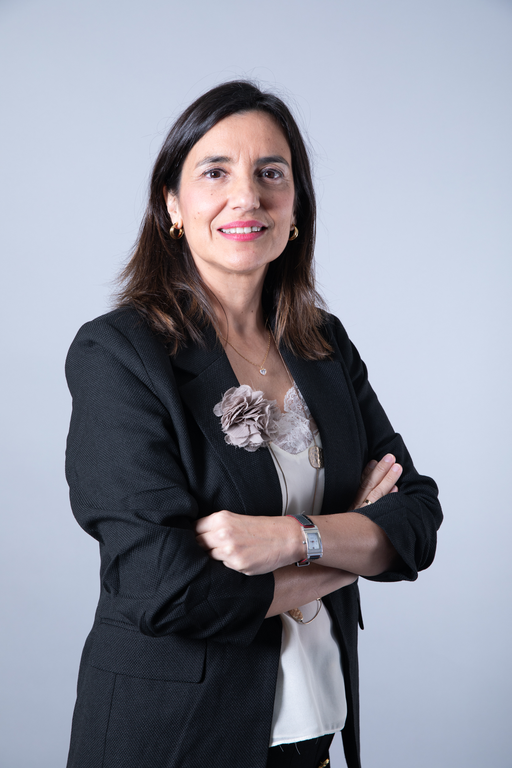 Estefanía Roncero, Consejera Económica y Comercial de España en Pekín, con los brazos cruzados y traje de chaqueta negro