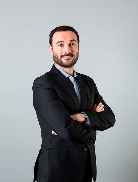 Víctor Fernández González, agregado comercial