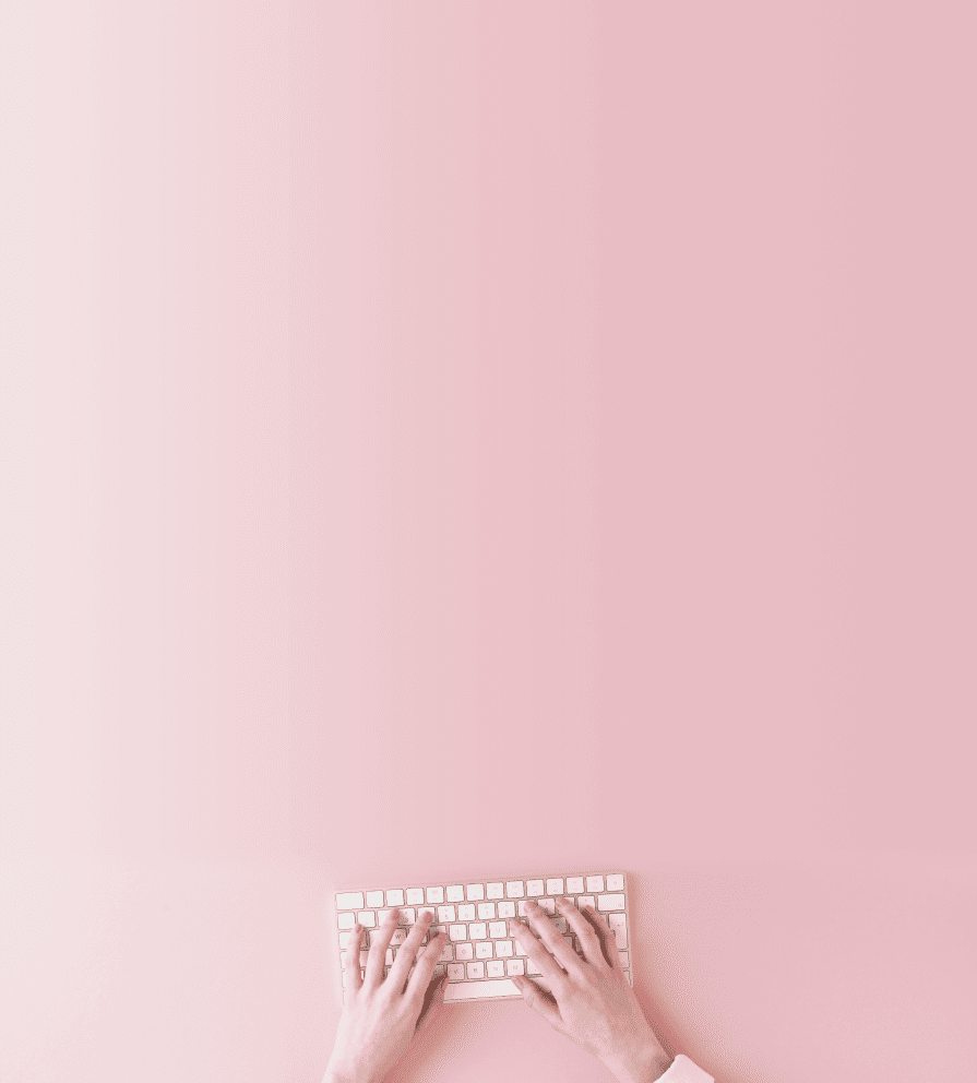 Manos de una persona escribiendo en un teclado