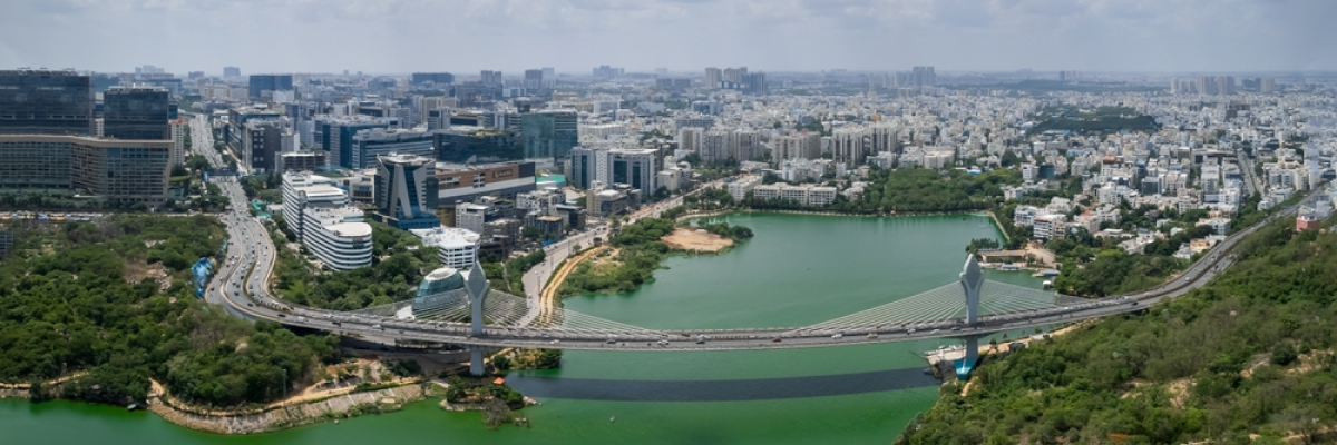 Vista aérea de una ciudad de la India que representa el potencial económico, la internacionalización y las oportunidades de negocio en el mercado indio.