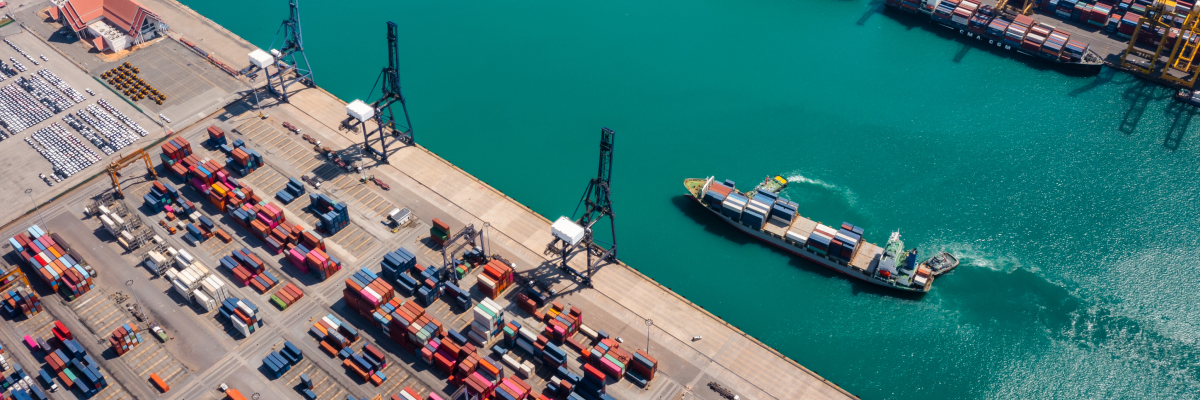Terminal portuaria con contenedores y buque de mercancías que representa el acuerdo de libre comercio entre la Unión Europea y Mercosur.