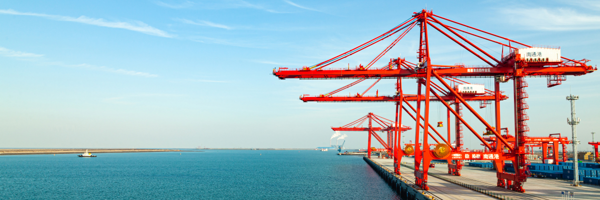 Terminal portuaria internacional que simboliza las oportunidades de negocio, la exportación y la expansión de las empresas en mercados globales.