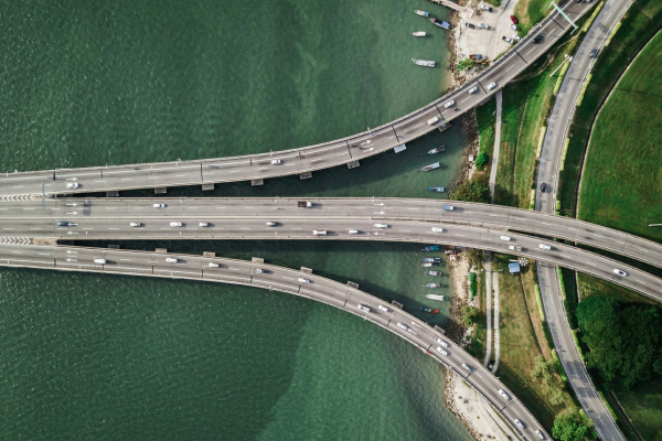 Red de carreteras y puentes que simboliza la conexión entre mercados, el comercio internacional y las oportunidades de internacionalización empresarial.