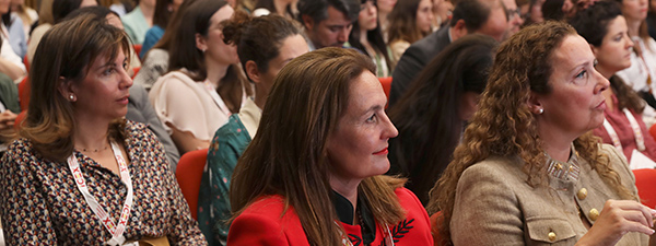 perfiles de mujeres sentadas para actualidad y tendencias