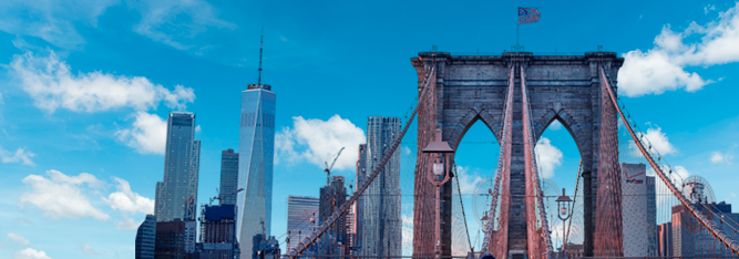 panorámica de puente con dos arcos  y edificios altos aledaños