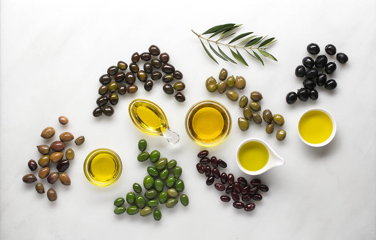plano cenital de aceitunas y cuencos con aceite de oliva