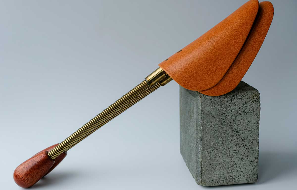 calzador de piel marrón sobre una piedra