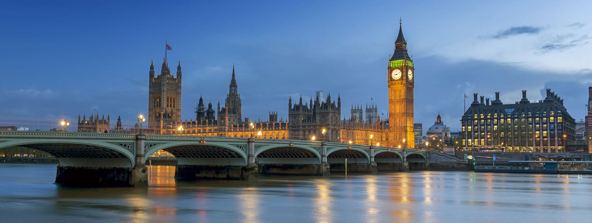 Un puente recorre el río Támesis, y detrás, se ve el Big Ben y unas fachadas clásicas de edificios icónicos de Londres