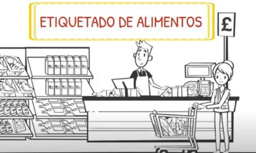 Etiquetado de alimentos. Una mujer con un carrito de la compra está pagando los productos que ha comprado al dependiente de la tienda.