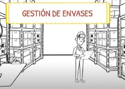 Gestión de envases. Una mujer realiza anotaciones en una libreta y detrás un trabajador revisa un albarán en un almacén de logística.