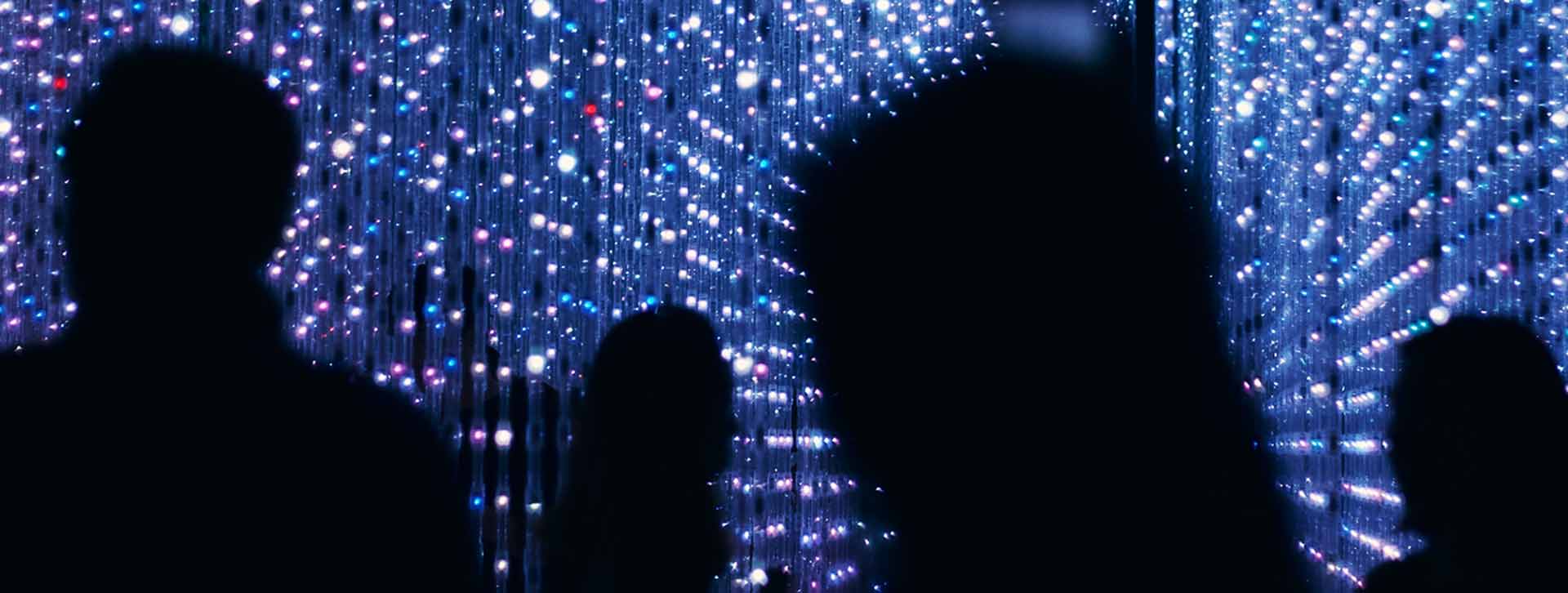 cortina de cristal con sombras de personas para actualidad y tendencias