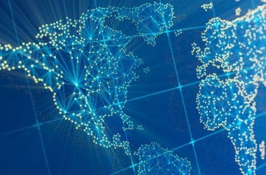 Imagen ilustrativa para la noticia de cómo identificar un catálogo ganador para vender en Amazon fuera de España. Presenta un mapa del mundo representado con luces conectadas entre sí.