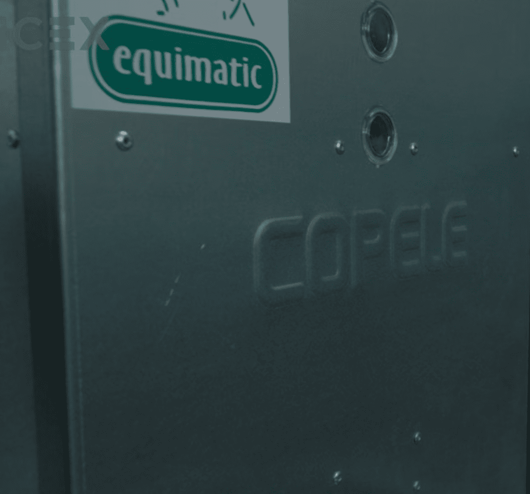 Primer plano de un equipo industrial Copele con el logotipo de Equimatic, representando tecnología para procesos industriales y automatización.