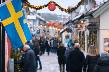 Calle comercial de Suecia adornada para Navidad