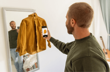 Un hombre escanea una camisa con una aplicación de su smartphone