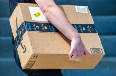 Amazon impulsa la logística de “instant commerce” en EE. UU. con un nuevo servicio de recogida en tienda en una hora. 