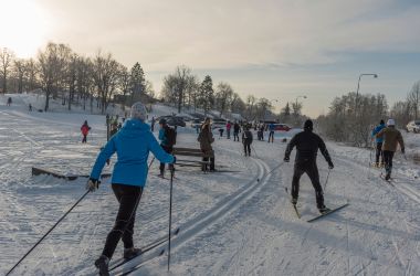 Imagen ilustrativa para la noticia sobre el sportlov, las vacaciones de invierno que revitalizan en Suecia. Muestra un grupo dep ersonas esquiando en un campo nevado.
