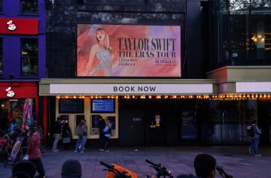 Cartel promocional del tour de Taylor Swift, imagen ilustrativa de la noticia "Tendencias de eCommerce en Estados Unidos: El impacto del Social Commerce audiovisual y el caso de Taylor Swift."