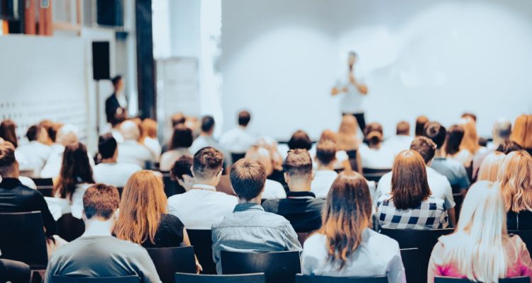 Imagen ilustrativa para la noticia "eCommerce Day Chile 2026: la IA y la eficiencia operativa marcan el nuevo rumbo del comercio digital". Muestra un grupo de gente atendiendo una ponencia.