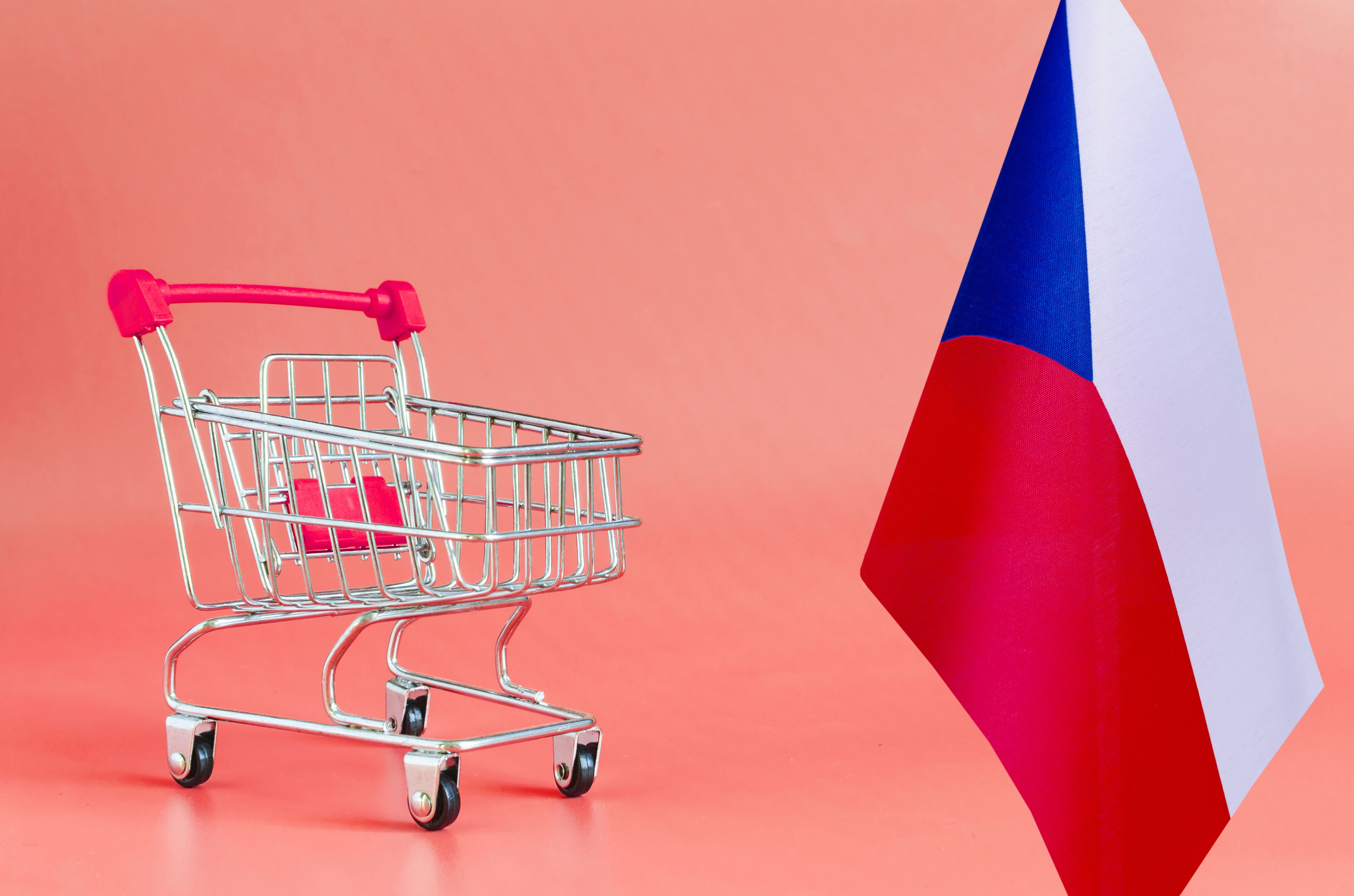 Imagen ilustrativa para la noticia "Chequia acelera el e-commerce en Europa Central". Muestra un carro de compra en miniatura junto a la bandera del país.