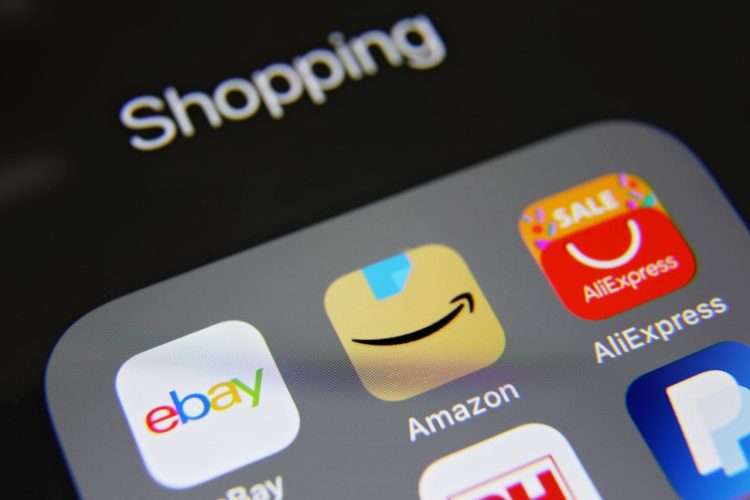 Imagen ilustrativa para la noticia "¿Es AliExpress el nuevo competidor de Amazon?". Muestra un plano detalle de una pantalla de móvil con los iconos de ambas aplicaciones, Amazon y AliExpress.