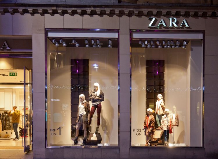Imagen ilustrativa para la noticia "Zara y Bad Bunny refuerzan el e-commerce entre España y EEUU desde Puerto Rico", que muestra el escaparate de una tienda de Zara.