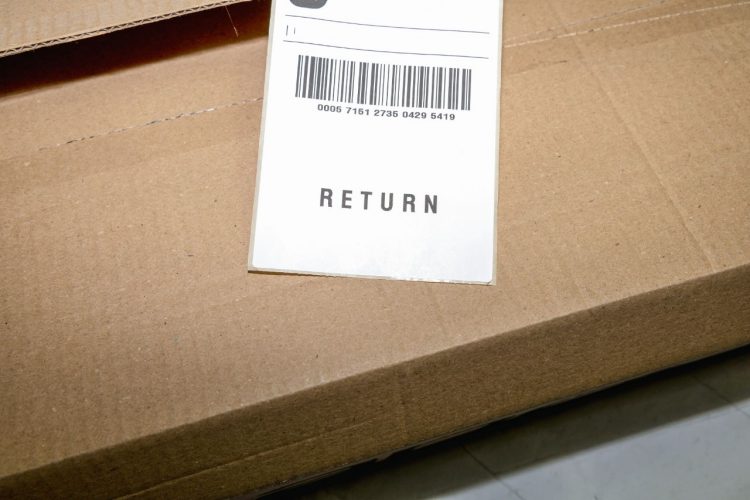 Imagen ilustrativa para la noticia "Francia obligará a los e-commerce a digitalizar por completo el derecho de desistimiento a partir de 2026". Muestra una caja con una etiqueta de Return (devolución).