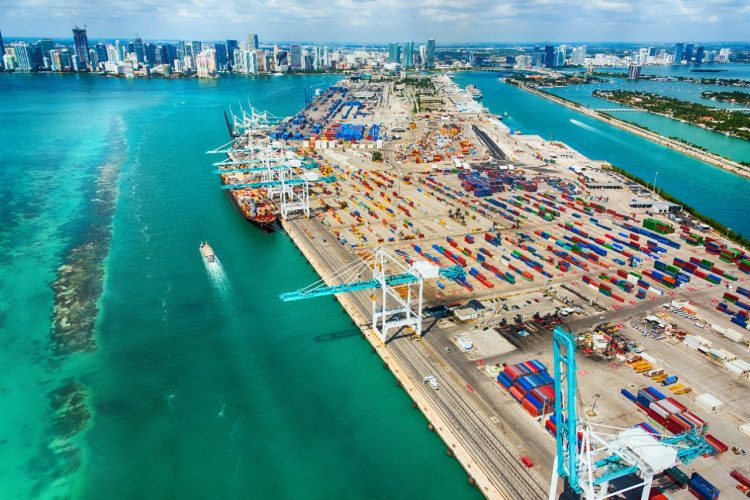 El sur de Florida deja de ser solo un destino turístico para convertirse en la matriz logística que conecta Asia, Europa y las Américas. La integración de grandes infraestructuras portuarias y una ubicación geográfica clave permiten a las empresas de ecommerce centralizar la gestión de sus mercados globales desde un único punto de control, aportando una agilidad sin precedentes a las cadenas de suministro transfronterizas. 