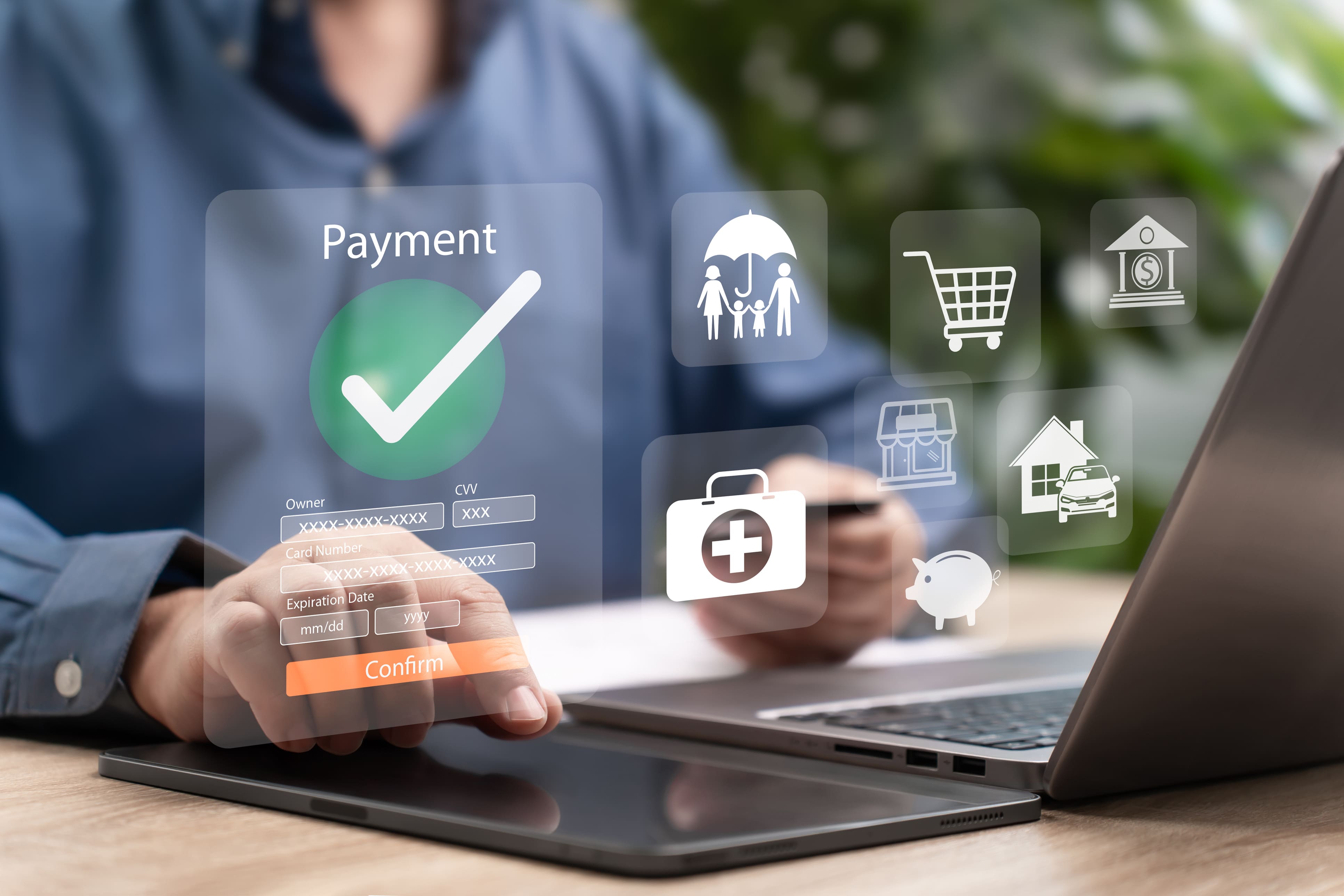 Imagen ilustrativa para la noticia "PAYONE y OPP lanzan pagos integrados para marketplaces en Alemania y Austria". Muestra un hombre realizando compras online en una tablet.