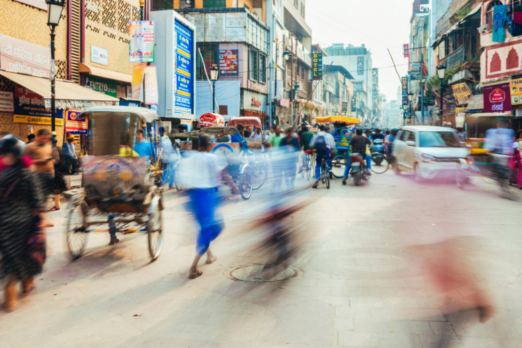 Imagen ilustrativa para la noticia "El quick commerce gana tracción en India y redefine las reglas del comercio electrónico". Muestra una ajetreada calle comercial de la India.