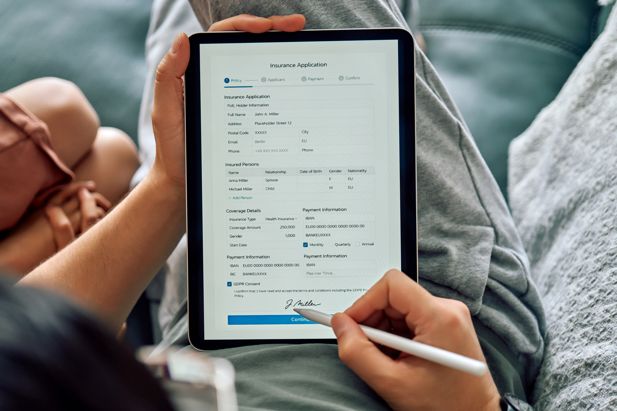 Imagen ilustrativa para la noticia "Nuevas reglas en Turquía: más transparencia y vigilancia sobre la publicidad digital". Muestra unas manos firmando un contrato digitalmente en un tablet.